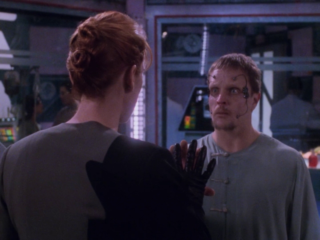 Babylon 5 - S04E16 - Exercise of Vital Powers.mkv
